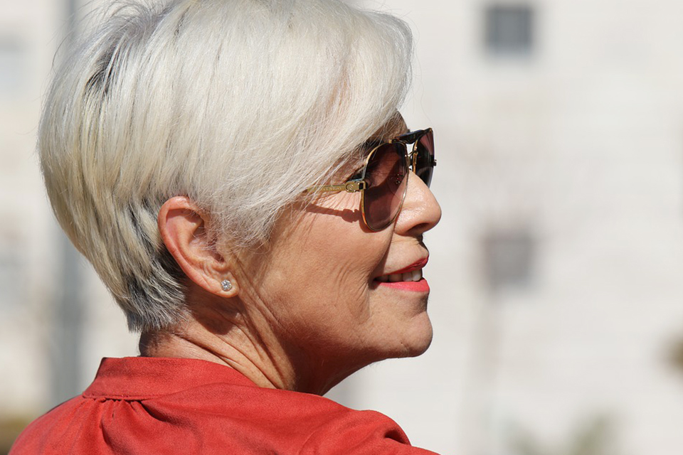 記得使用牙線來清潔牙齒 牙齦疾病與阿茲海默症之間存在關聯