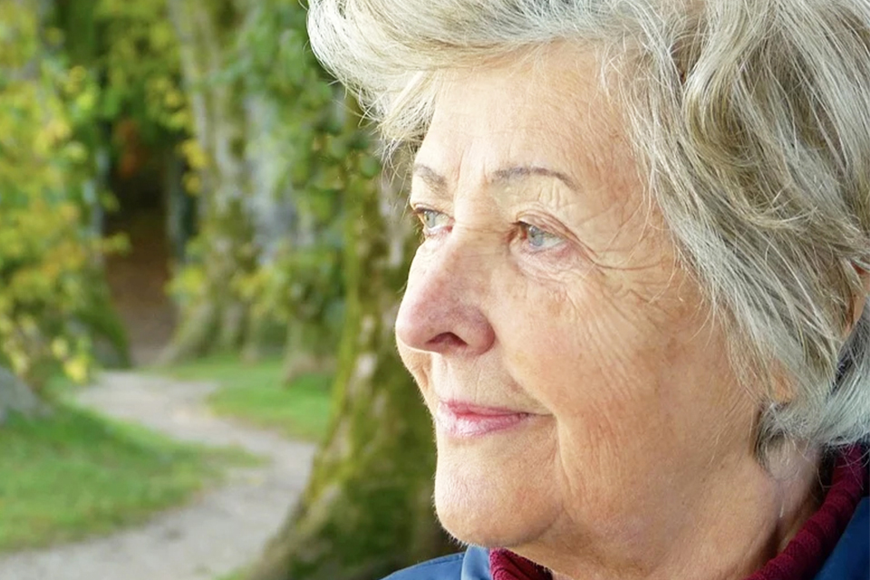 與同齡的年長者相比 感到孤獨的老人預期壽命少了3至5年