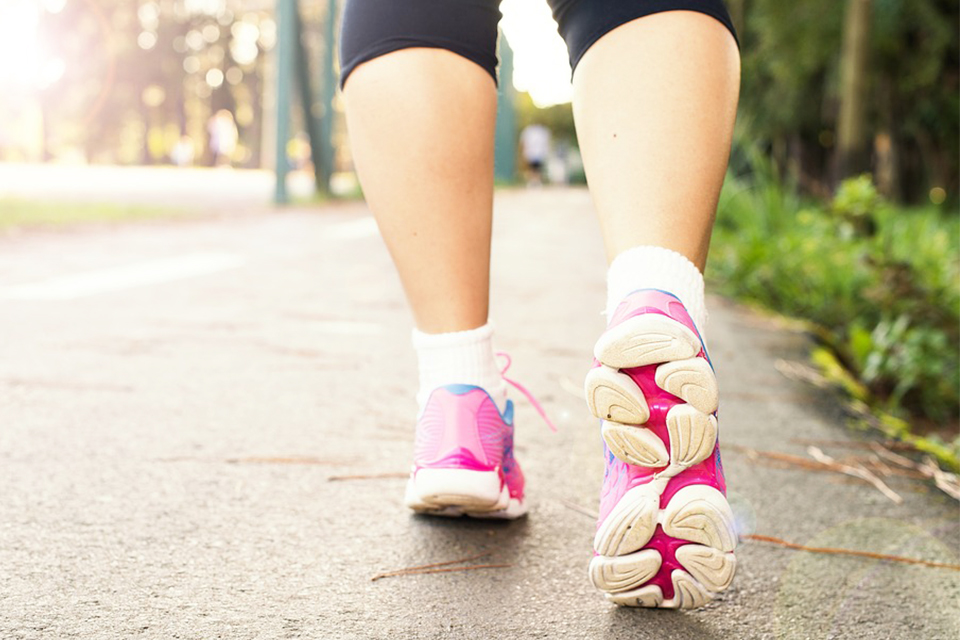 足底筋膜炎典型症狀是一早起床落地的第一步疼痛症狀最嚴重 專家推薦2招居家復健運動