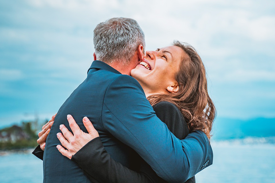 疫情趨緩人與人之間有機會再度「擁抱」！ 研究：擁抱對健康帶來的5大益處