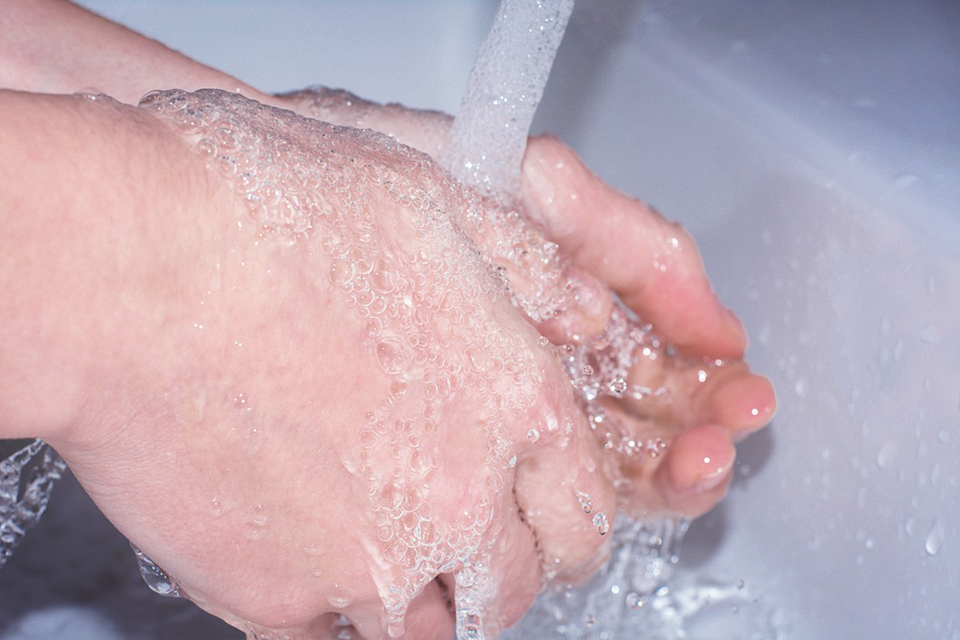 防疫勤洗手但你洗對了嗎？ 皮膚科醫師提醒錯誤洗手恐導致指甲周圍又紅又腫小心「慢性甲溝炎」找上門