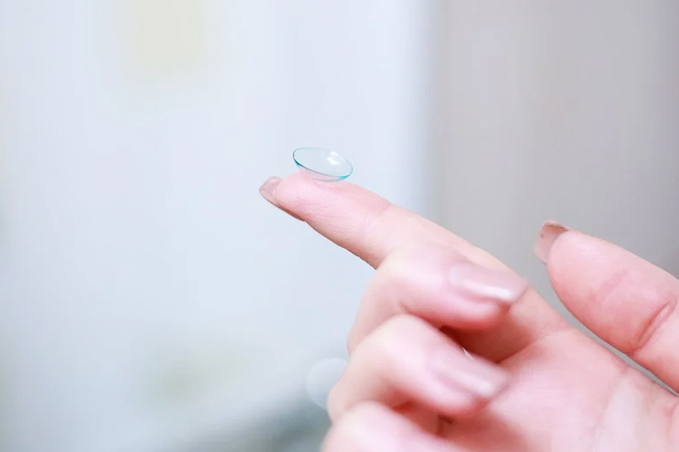 久戴隱形眼鏡恐導致角膜缺氧、水腫、角膜潰瘍 眼睛發生刺痛、畏光、視力模糊應速就醫