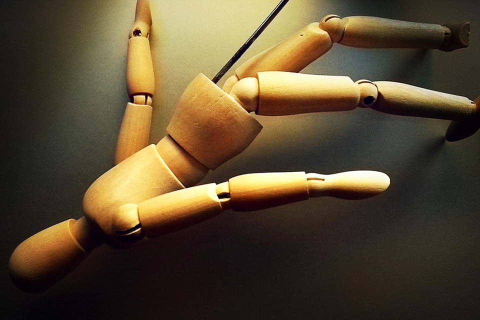 服用控制高血壓的藥物是老年人跌倒常見禍首！ 專家盤點這些藥物也可能增加跌倒風險