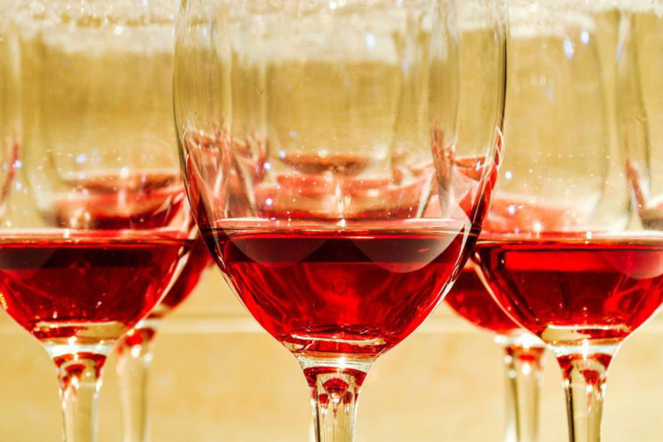 喝酒可預防感染COVID-19？ 研究：紅葡萄酒、白葡萄酒、香檳有可能降低染疫風險