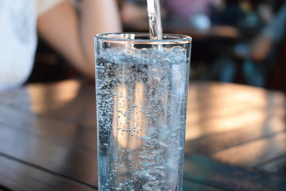 從尿液顏色看健康！你每天喝水足夠嗎？ 除了水之外含水量豐富的7種食物也是補水好選擇