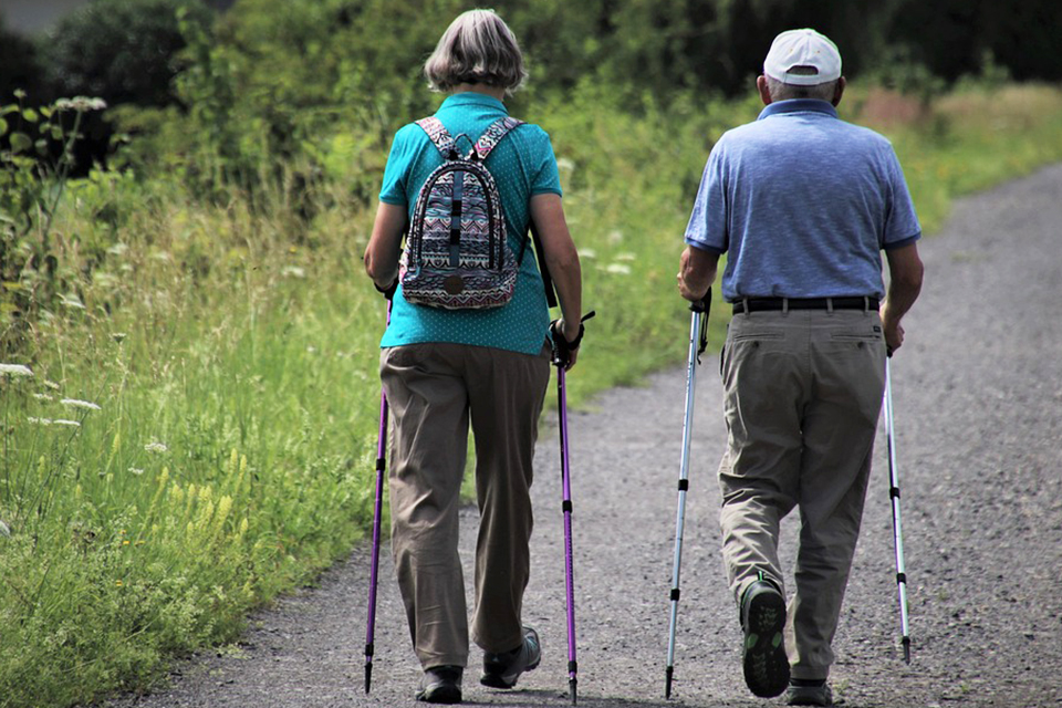 1分鐘走112步防失智最有效！尤其對久坐不動的老年人 步行強度甚至比步數重要