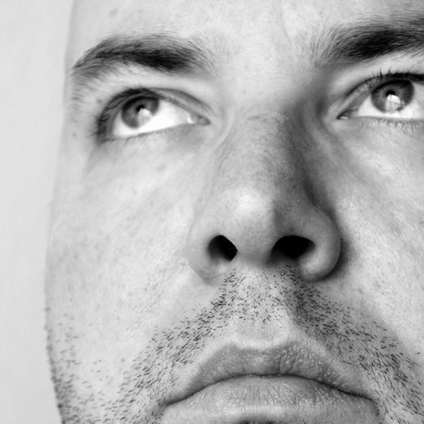 挖鼻子會導致阿茲海默症嗎？研究發現1細菌可直接從鼻子的嗅覺神經傳播到大腦 致使大腦中的澱粉樣蛋白沉積